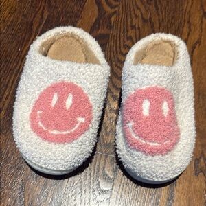 Cozy Smiley Face Slippers girls size 34-35